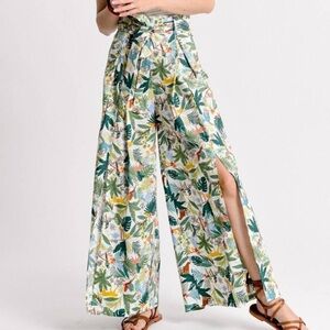 MOLLY BRACKEN TROPICAL JUNGLE PRINT SPLIT FRONT PANT. Size Medium